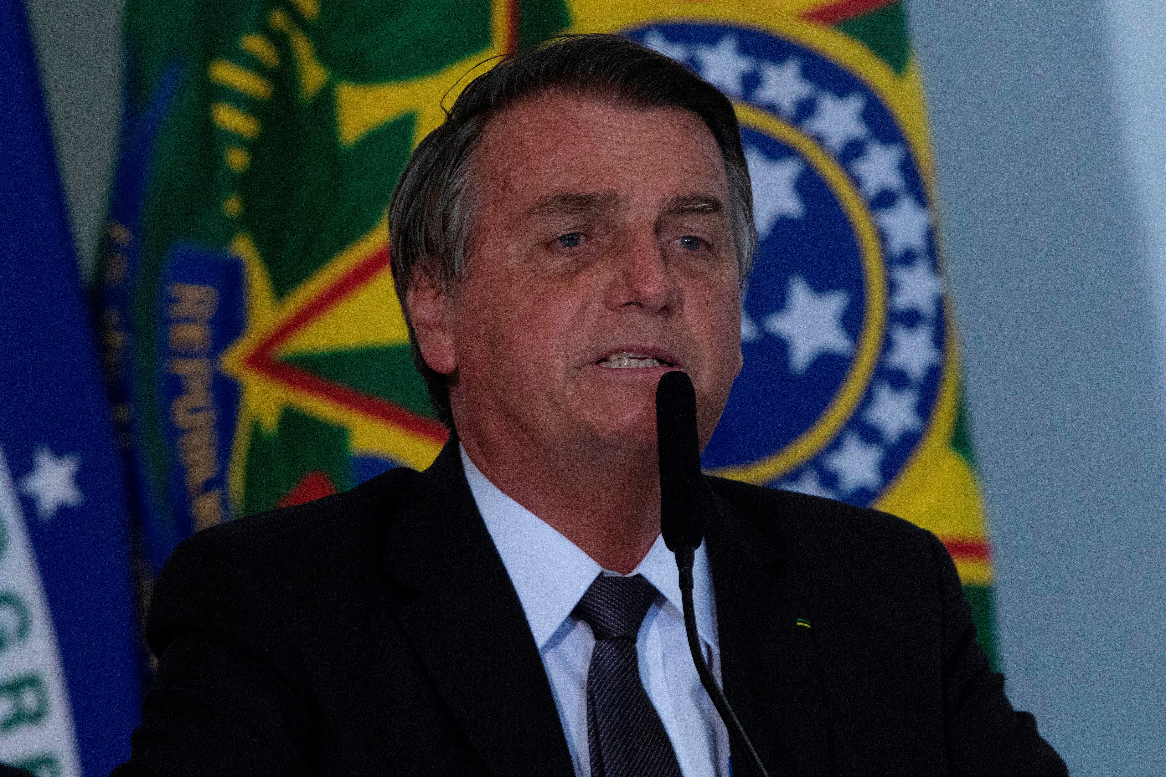El presidente de Brasil, Jair Bolsonaro, habla hoy durante la ceremonia de sanción de la Ley de Capitalización de Eletrobras, en el Palacio de Planalto en Brasilia (Brasil). EFE/ Joédson Alves
