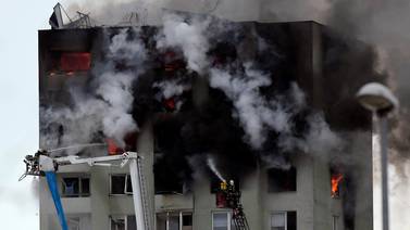 Personas atrapadas en edificio que arde en Eslovaquia