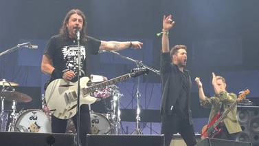 Michael Bublé sube al escenario con Foo Fighters