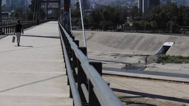 Advierten de riesgos a mujeres en la canalización del Río Tijuana 