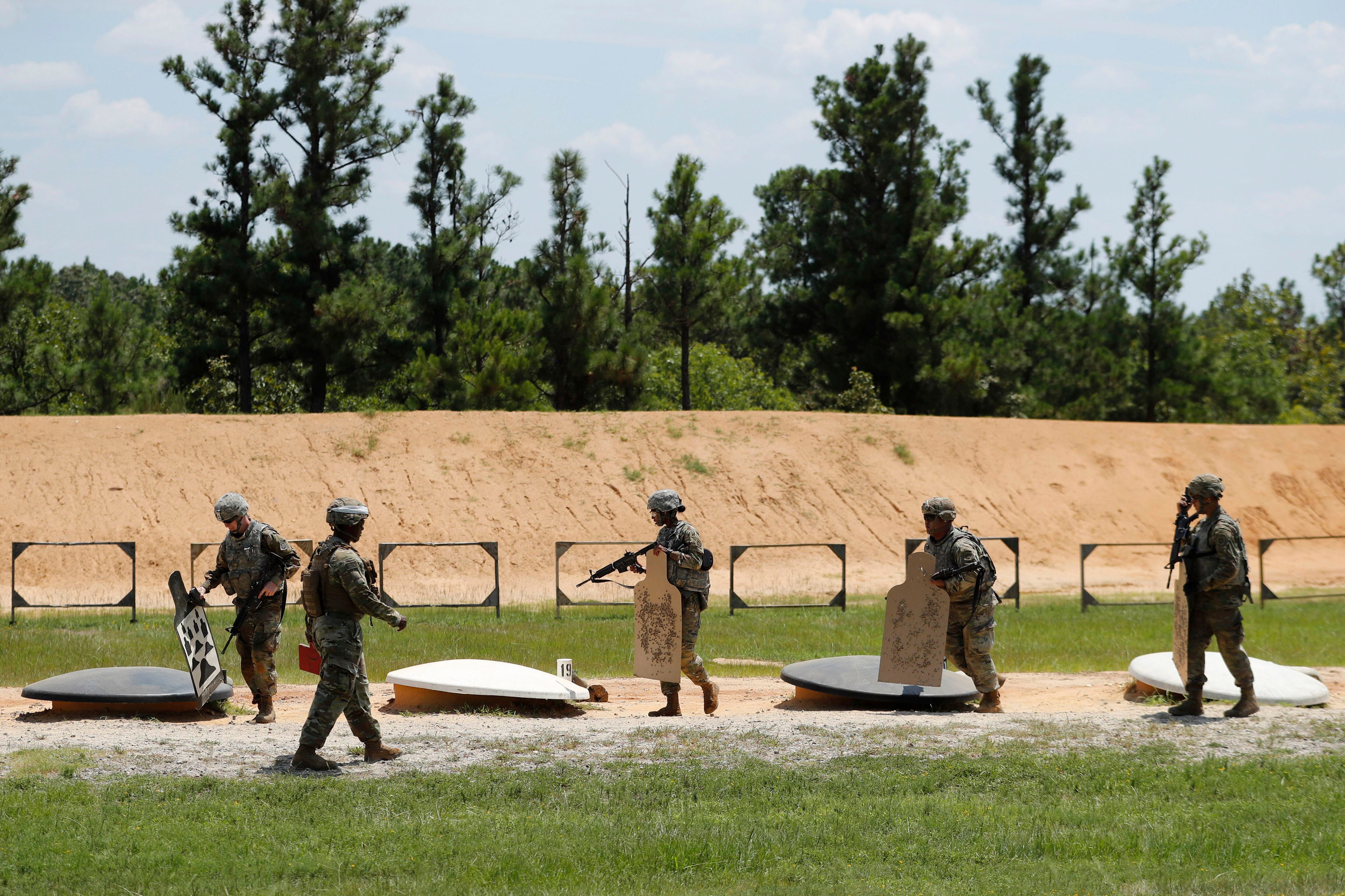 En esta imagen, tomada el 30 de julio de 2019, soldados se preparan para abandonar un campo de tiro, en Fort Braggs, Carolina del Norte. La zona en la que se disparan armas y se detonan bombas es el hábitat de la rara mariposa de Saint Francis Satyr. (AP Foto/Robert F. Bukaty)