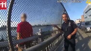 Video: Con emotivas palabras, policía logra impedir que hombre salte de un puente en Nueva York