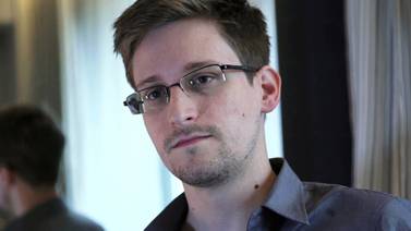EU demanda a Edward Snowden por su autobiografía