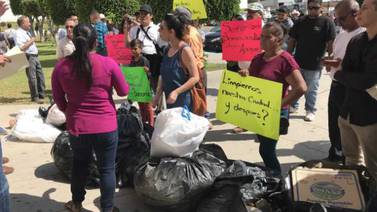 Dejan ensenadenses basura en protesta a las puertas de Palacio Municipal