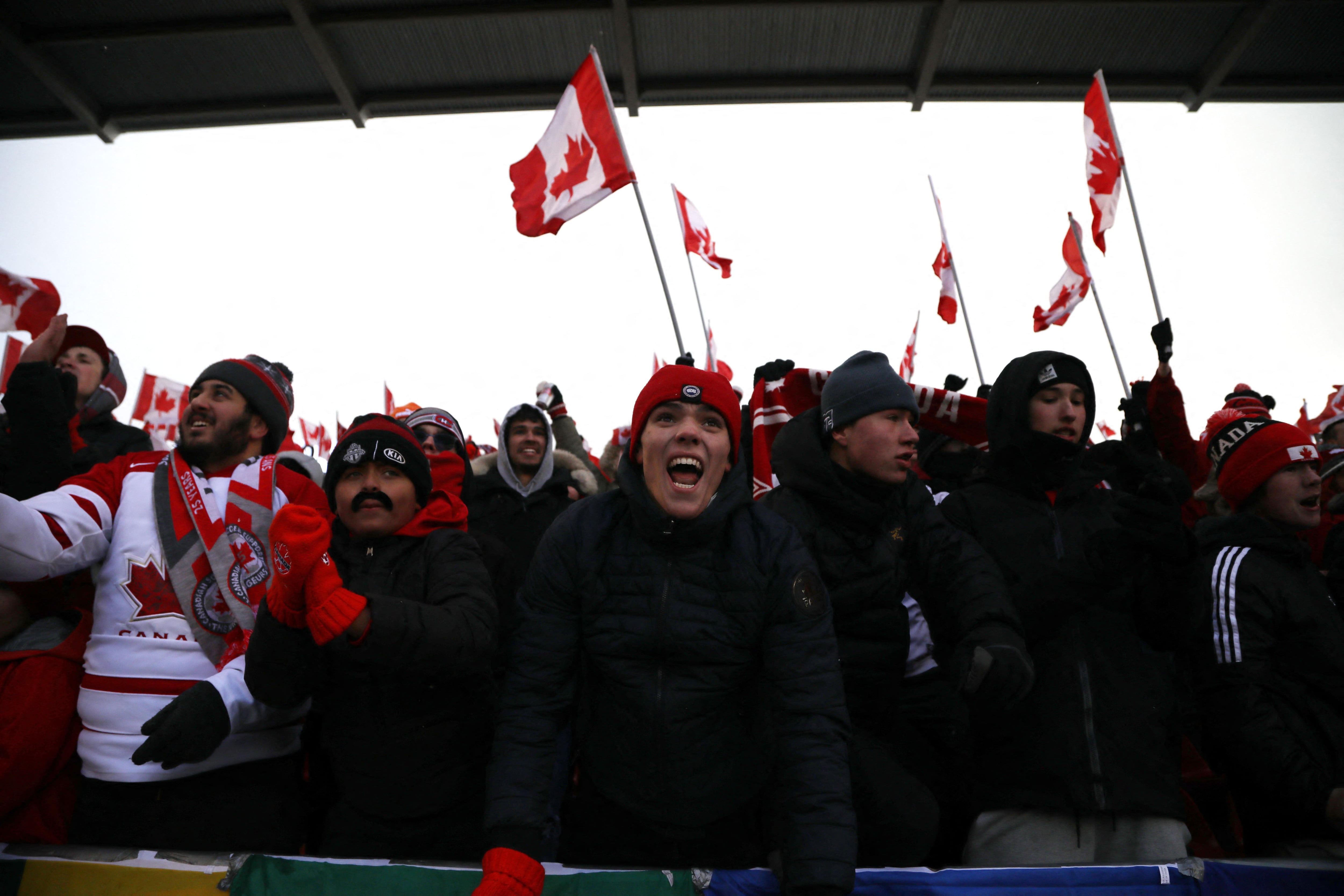 Aficionados de Canadá festejan la clasificación de su país al Mundial tras golear a Jamaica. Estadio BMO Field, Toronto, Canadá. 27 de marzo de 2022.
REUTERS/Carlos Osorio