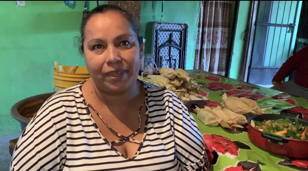 Desde hace más de 10 años, Elva Yolanda Vega García se dedica a vender tamales | Foto: Mayra Echeverría