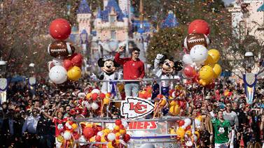 Celebran los campeones del Super Bowl en Disneyland