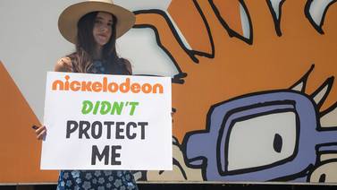 Ex actriz de Nickelodeon protesta a las afueras de la empresa por supuesto abuso infantil