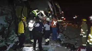 Mueren conductores de autobús y tráiler tras fuerte encontronazo en carretera Empalme-Obregón