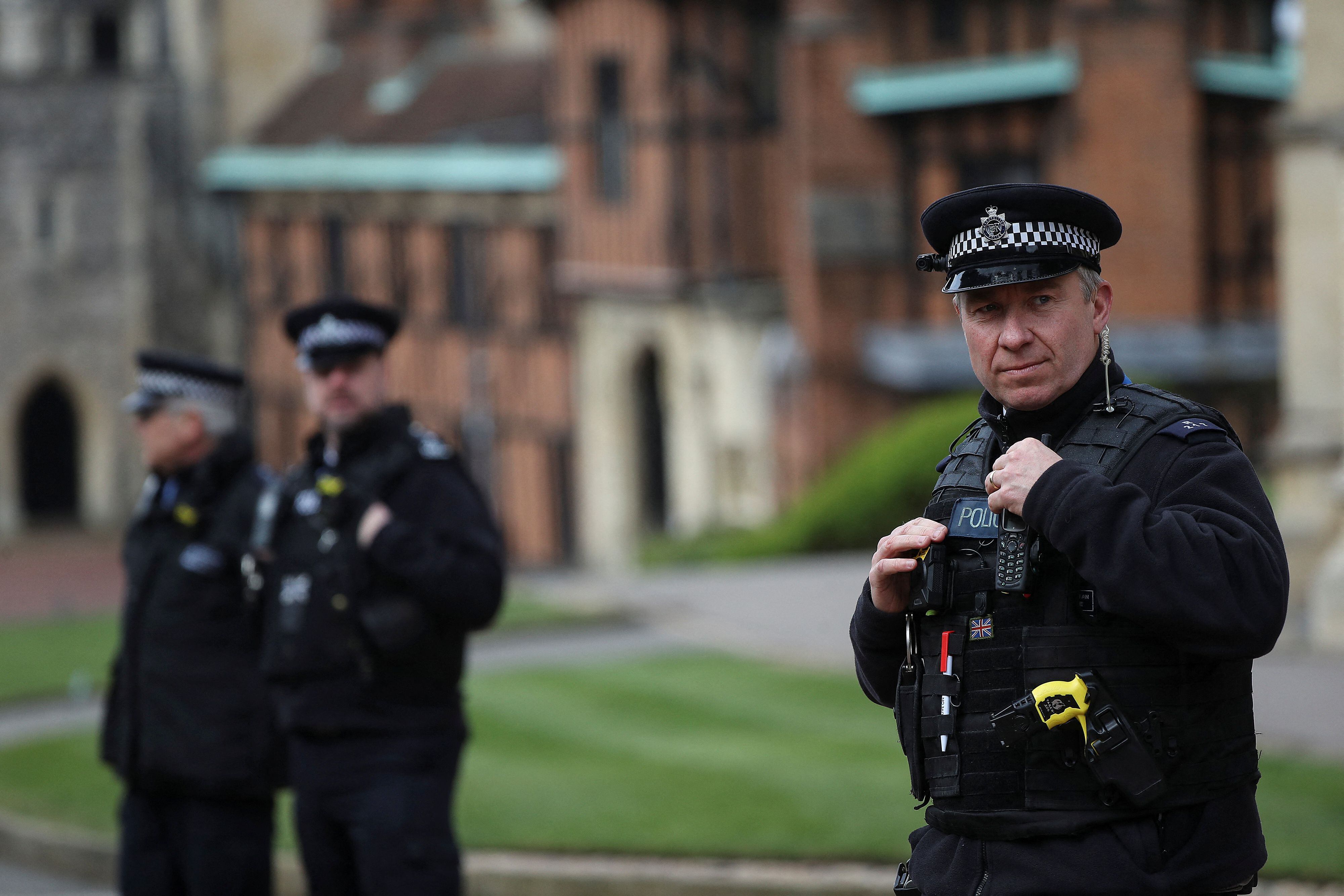 FOTO DE ARCHIVO. Oficilaes de Policía montan guardia en el Castillo de Windsor. Foto tomada el 1 de abril del 2018. REUTERS/Simon Dawson