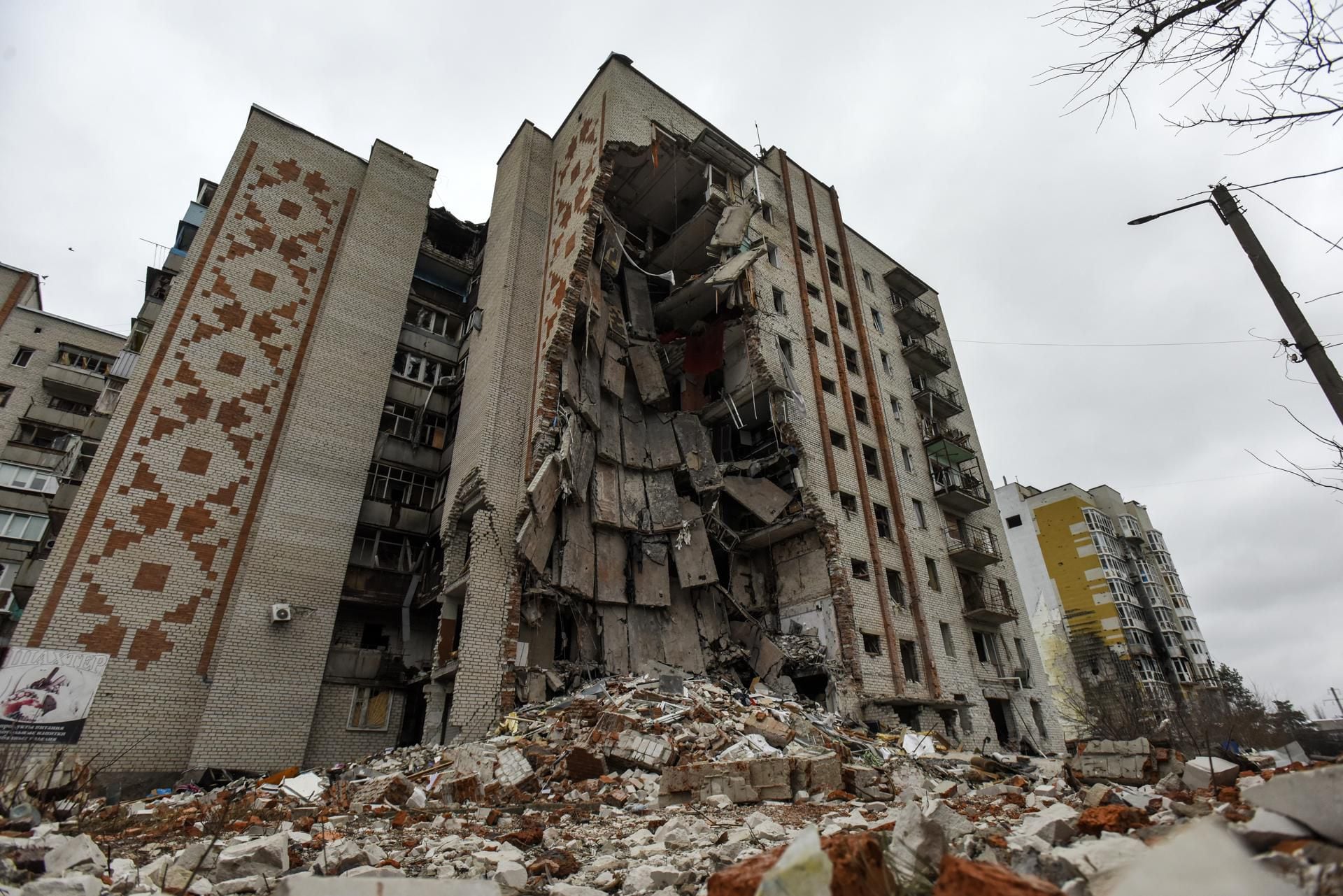 Bloques de apartamentos dañados en la ciudad de Lyman, en la región ucraniana de Donetsk este 22 de enero. EFE/EPA/OLEG PETRASYUK
