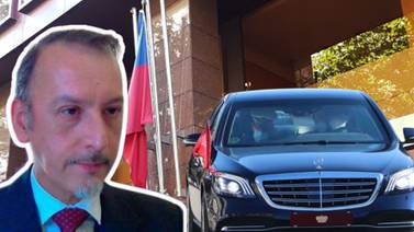 Hijo de un cónsul de Chile en España es acusado de robar abordo de un auto oficial