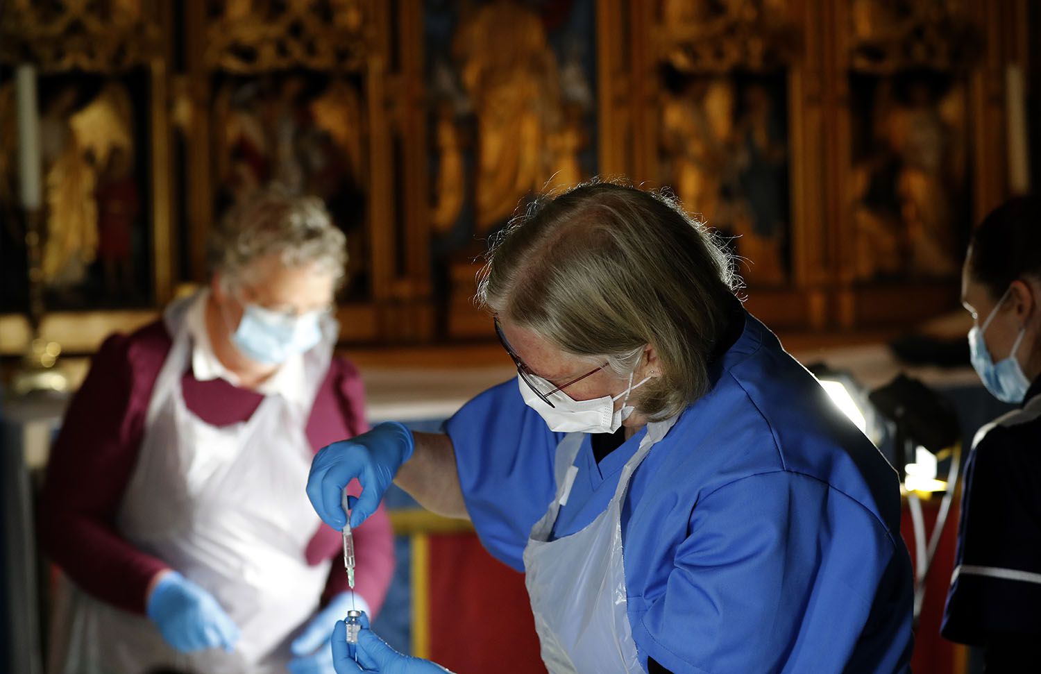 Personal médico se prepara para aplicar vacunas contra el COVID-19 en la Catedral de Salisbury, Inglaterra, el 20 de enero del 2021. (AP Photo/Frank Augstein)