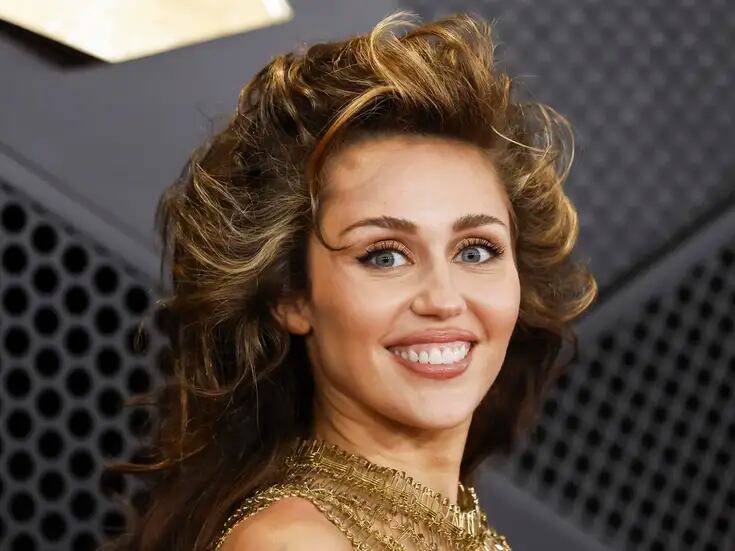 Miley Cyrus gana su primer Grammy y lo dedica a todos, menos a su padre