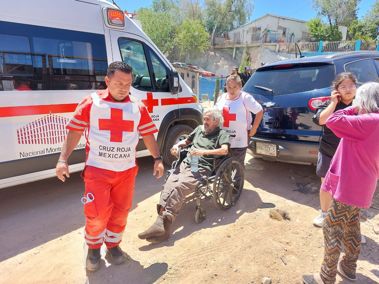 Ramón, de 70 años de edad, originario de Caborca, junto a elementos de la Cruz Roja |FOTO Nogales/Marco Manríquez