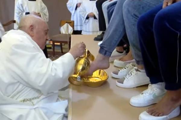 El Papa Francisco lava pies a reclusas en cárcel de Roma