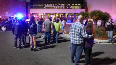 8 heridos en apuñalamientos en centro comercial