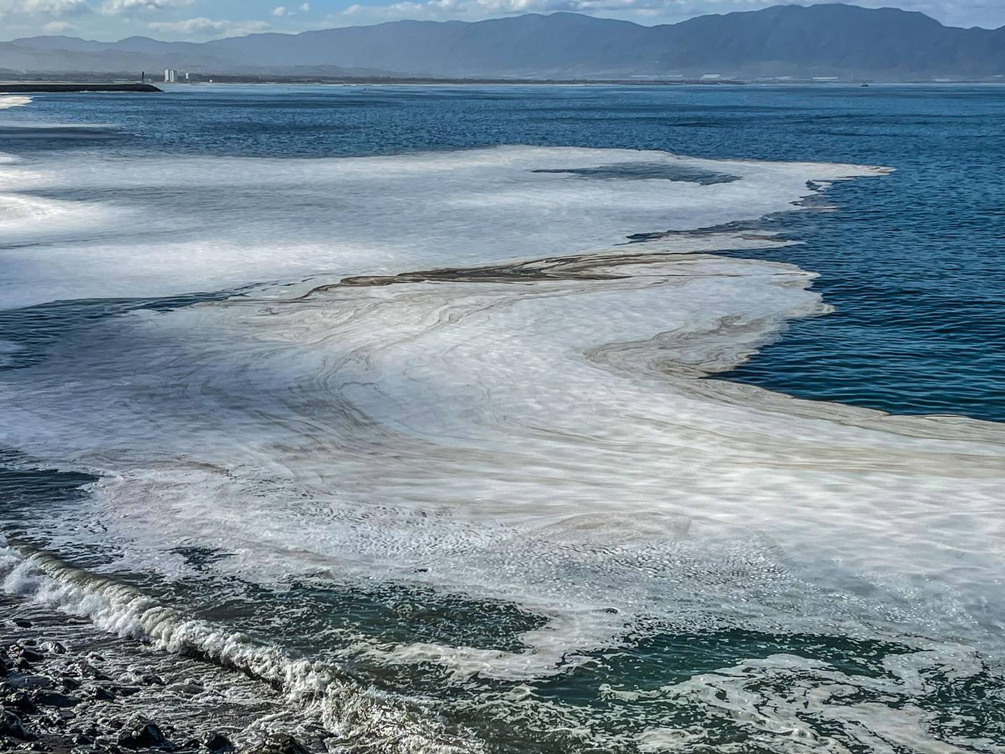 Preocupa agua turbia en el mar de Ensenada