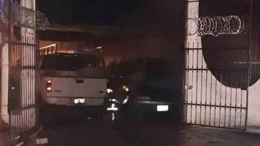 Uso de cohetes pudieron ser los causantes del incendio de un vehículo en Obregón