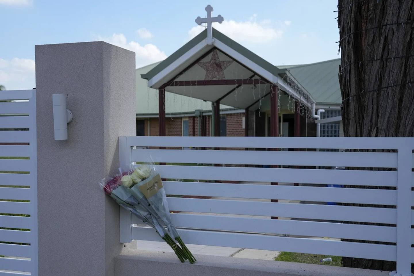 - Flores colocadas en una cerca ante la iglesia de Cristo el Buen Pastor en Wakely, un suburbio en el oeste de Sydney, Australia, el 16 de abril de 2024. Detectives y agentes del servicio secreto que investigaban el ataque a un obispo en una iglesia de Sydney