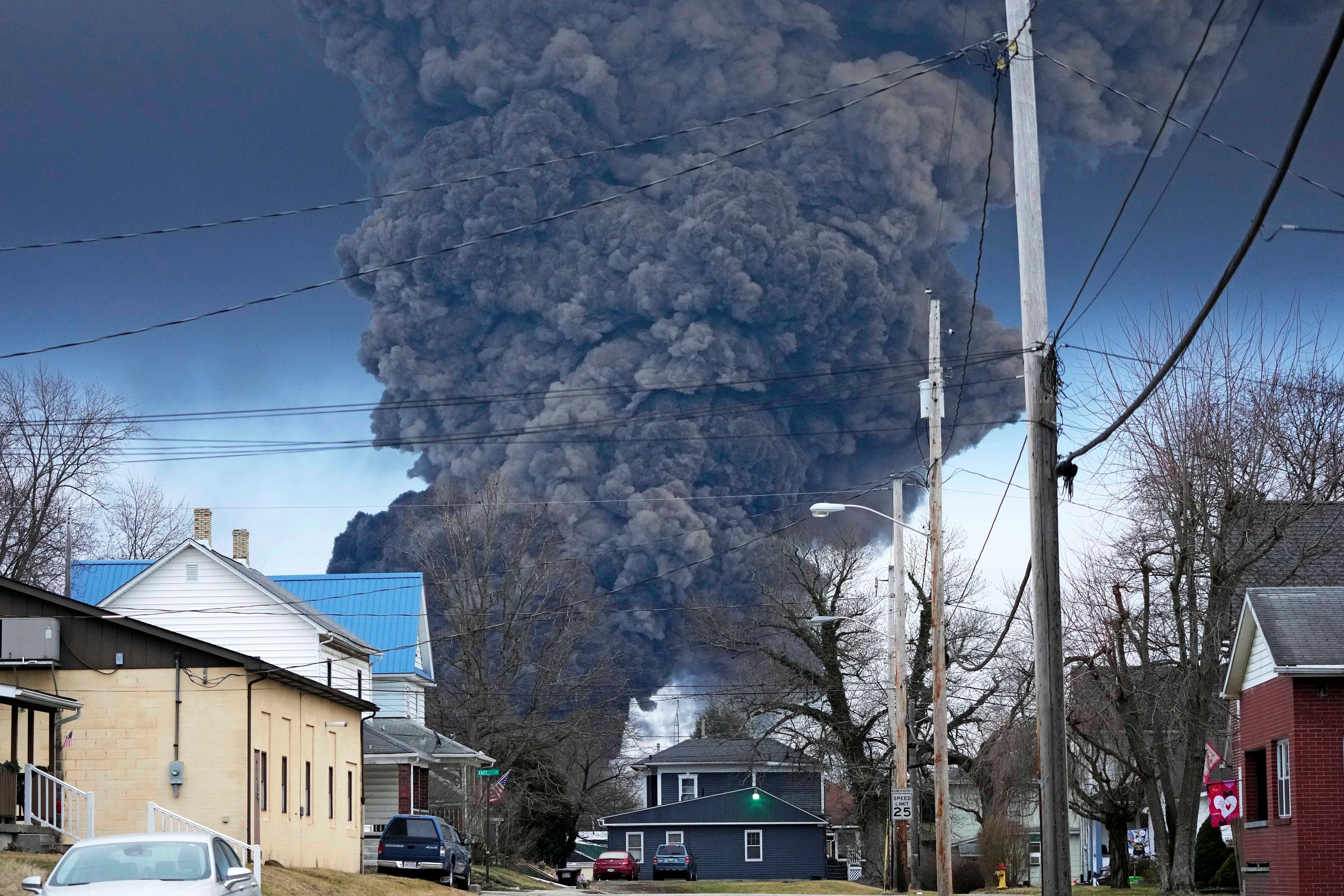 ARCHIVO - Una columna de humo negro sobre East Palestine, Ohio, el 6 de febrero de 2023, luego de la explosión controlada de una parte de la carga de un tren que se descarriló. (AP Foto/Gene J. Puskar, Archivo)