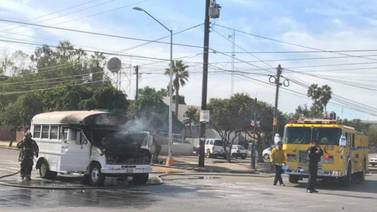 Arde camión de transporte de personal de asilo de ancianos en Ensenada
