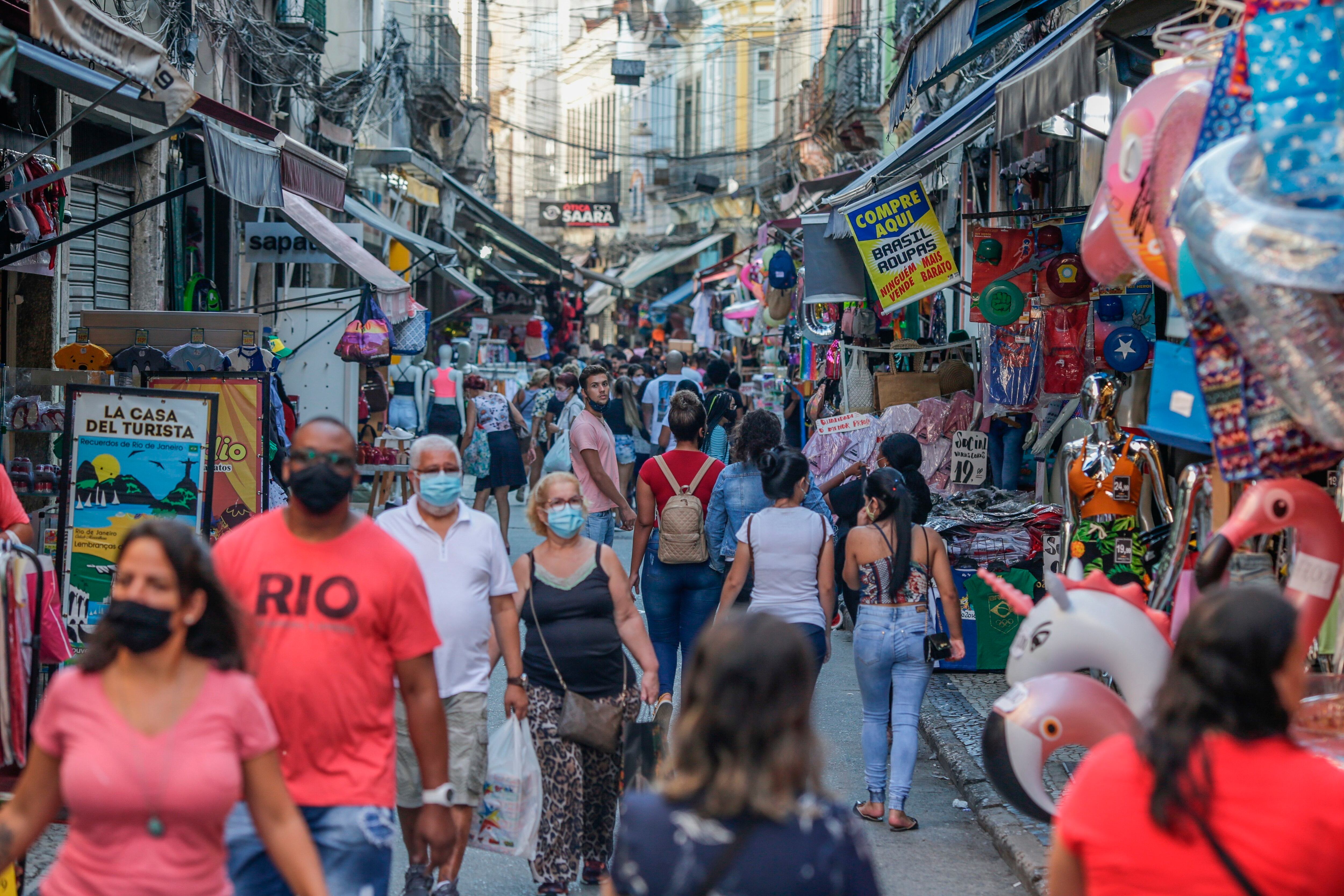 Público recorre un sector comercial el 9 de abril de 2021 en Río de Janeiro (Brasil). EFE/André Coelho
