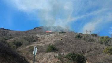 Reportan incendio forestal en carretera Ensenada-Tijuana