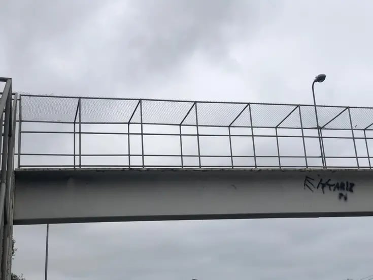 Persiste robo de malla ciclónica en puentes peatonales de Rosarito