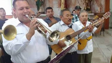 Están músicos bien afinados para festejar a los padres en Navojoa