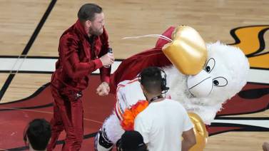 Conor McGregor manda al hospital a mascota de Miami Heat en plena final de NBA
