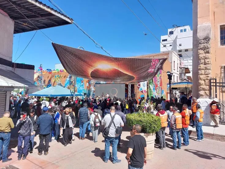 Ciudadanos observan eclipse solar desde escenario montado en plaza Ocho en el Centro de Nogales