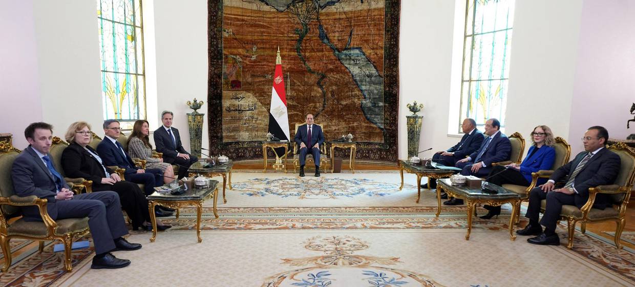 Una fotografía proporcionada por la Presidencia egipcia muestra al Presidente egipcio Abdel Fattah al-Sisi (Centro) y al Ministro de Asuntos Exteriores egipcio Sameh Shoukry (4-derecha) reuniéndose con el Secretario de Estado de los Estados Unidos Antony Blinken (5-izquierda) durante su visita a El Cairo, Egipto, el 6 de febrero de 2024. | EFE