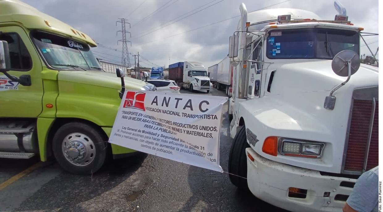 Transportistas protestaron contra los constantes asaltos y extorsiones en carreteras del País.