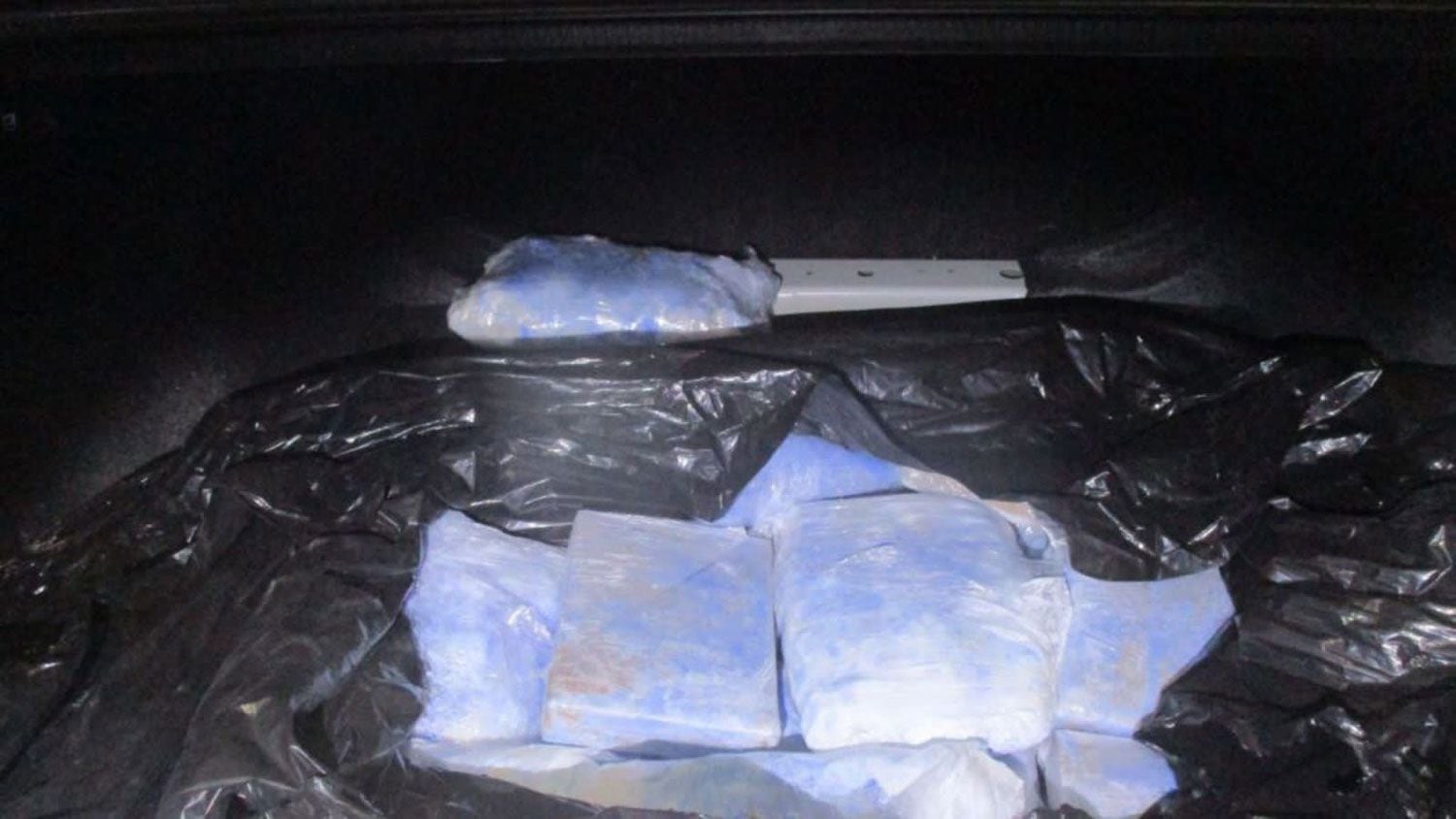 Los paquetes fueron analizados e identificados como polvo de fentanilo, pastillas rosas y azules de fentanilo, metanfetamina, cocaína y heroína.