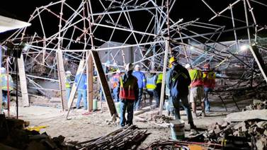 Rescatan viva entre escombros a persona atrapada varios días en edificio colapsado en Sudáfrica