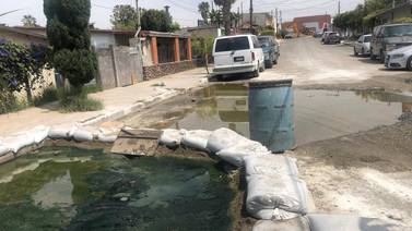 Colonos de Machado Sur en Rosarito sufren por derrame de aguas negras