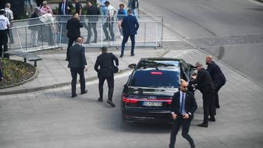 Primer ministro eslovaco baleado tras reunión de gobierno en Handlova