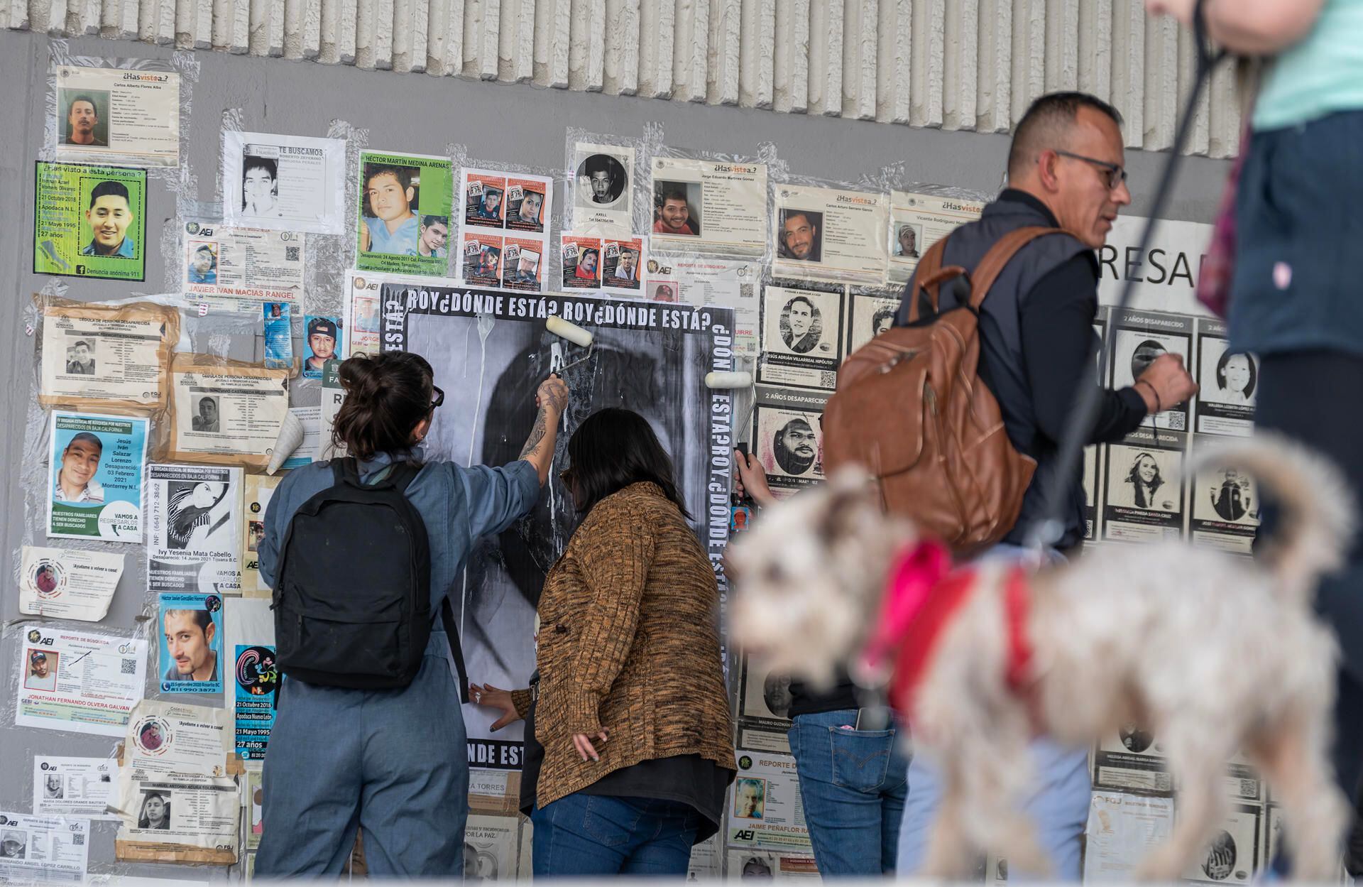 Familiares y amigos de personas desaparecidas colocan hoy carteles y placas por la memoria de las víctimas de desaparición forzada, frente a la sede de la Fiscalía General del Justicia del Estado de Nuevo León (México). EFE/Miguel Sierra
