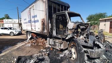 Camión choca contra poste de CFE y se incendia