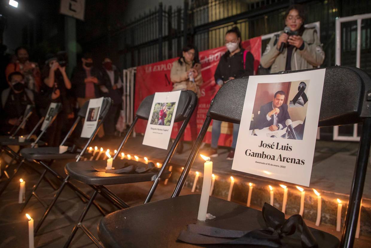 Imagen de archivo de periodistas que protestan ante la sede de la Secretaria de Gobernación para rechazar la violencia en contra de sus colegas, en Ciudad de México (México). EFE/Isaac Esquivel