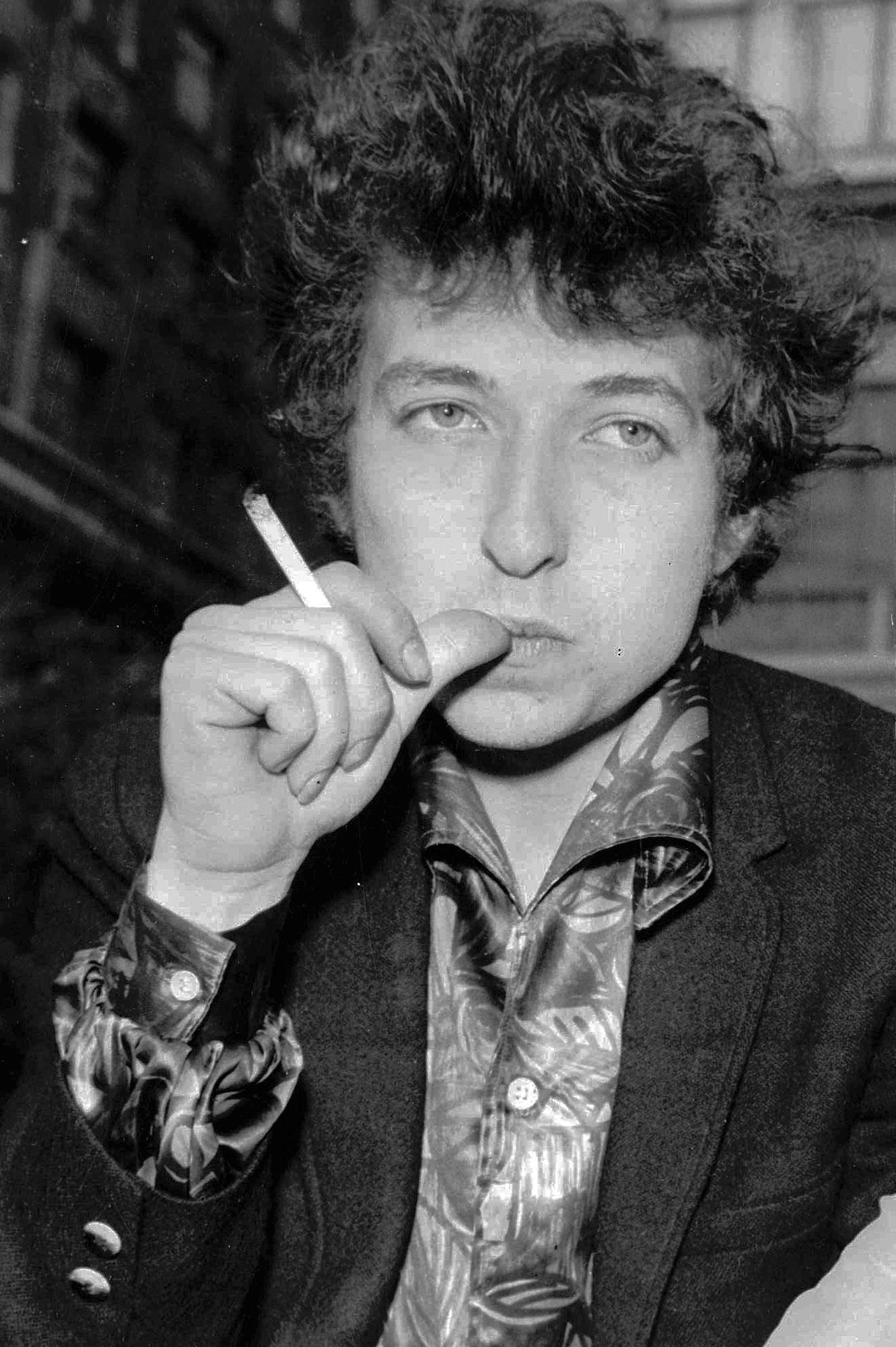 El músico Bob Dylan el 27 de abril de 1965 en Londres. Transcripciones de unas reveladoras entrevistas inéditas que Dylan le dio en 1971 al artista de blues Tony Glover — y cartas que ambos amigos intercambiaron — se subastarán en Boston en noviembre de 2020. (AP Foto, Archivo)