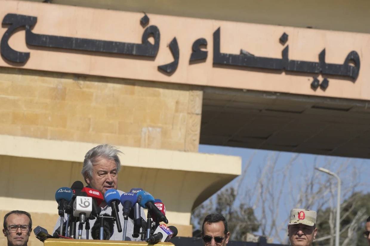 El secretario general de la ONU, Antonio Guterres, habla luego de una visita al cruce de Rafah en la frontera entre Gaza y Egipto, sábado 23 de marzo de 2024. El letrero en árabe dice “Cruce fronterizo Rafah”. (AP Foto/Amr Nabil)