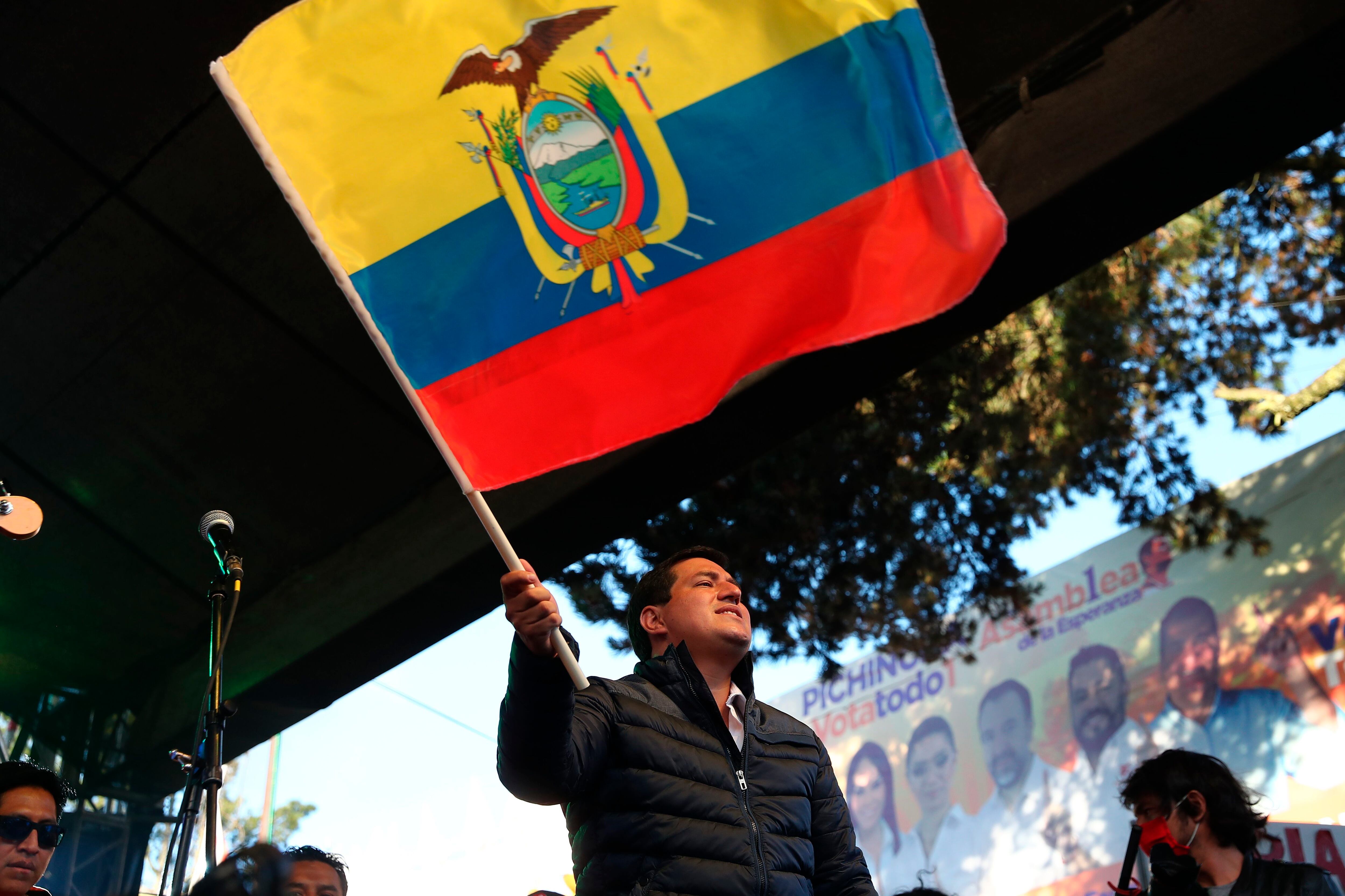El candidato a la presidencia de Ecuador, Andrés Arauz (c), participa de un acto en la sede del partido Unión Por la Esperanza a la espera de los resultados tras una jornada de Elecciones Generales, hoy, en Quito (Ecuador). EFE/José Jácome
