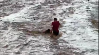 VIDEO: Rescatan mujer atrapada en desbordamiento de arroyo en BCS