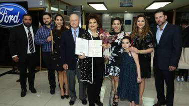 Marcela de Gándara recibe premio de Ford Motor Company por labor