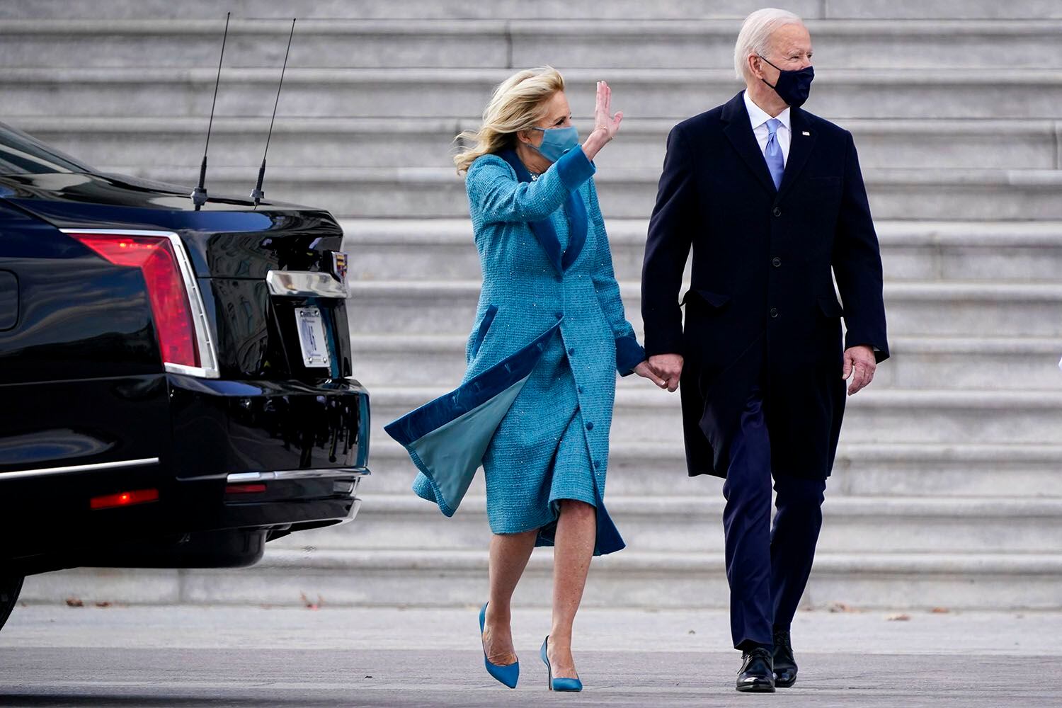El presidente Joe Biden y su esposa Jill Biden salen del Capitolio tras ver un desfile militar en el frente Este del Capitolio al final de la ceremonia de investidura en Washington, el miércoles 20 de enero de 2021. (Foto AP/J. Scott Applewhite)