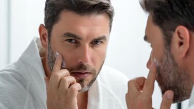 Experto en cuidado facial  ofrece una rutina para hombres