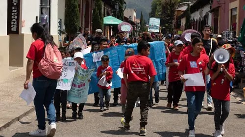 Niños indígenas en marcha por el Día del Trabajo 
