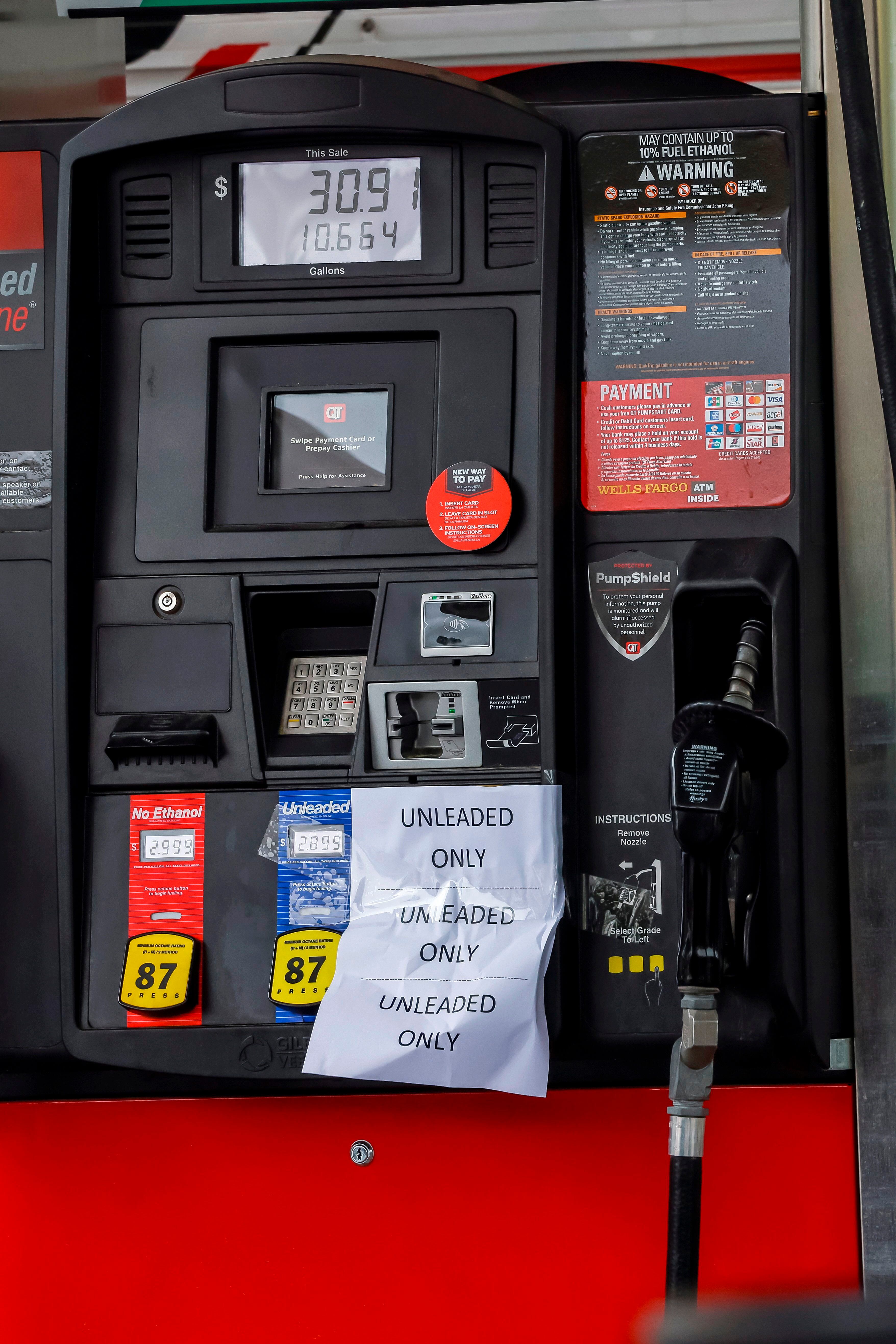 Un letrero indica qué tipo de gasolina está disponible en una estación QuikTrip en Decatur, Georgia, EE. UU., 12 de mayo de 2021. EFE/EPA/ERIK S. LESSER
